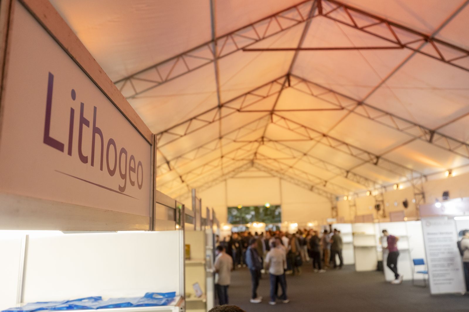 Interior da tenda com a marca Lithogeo