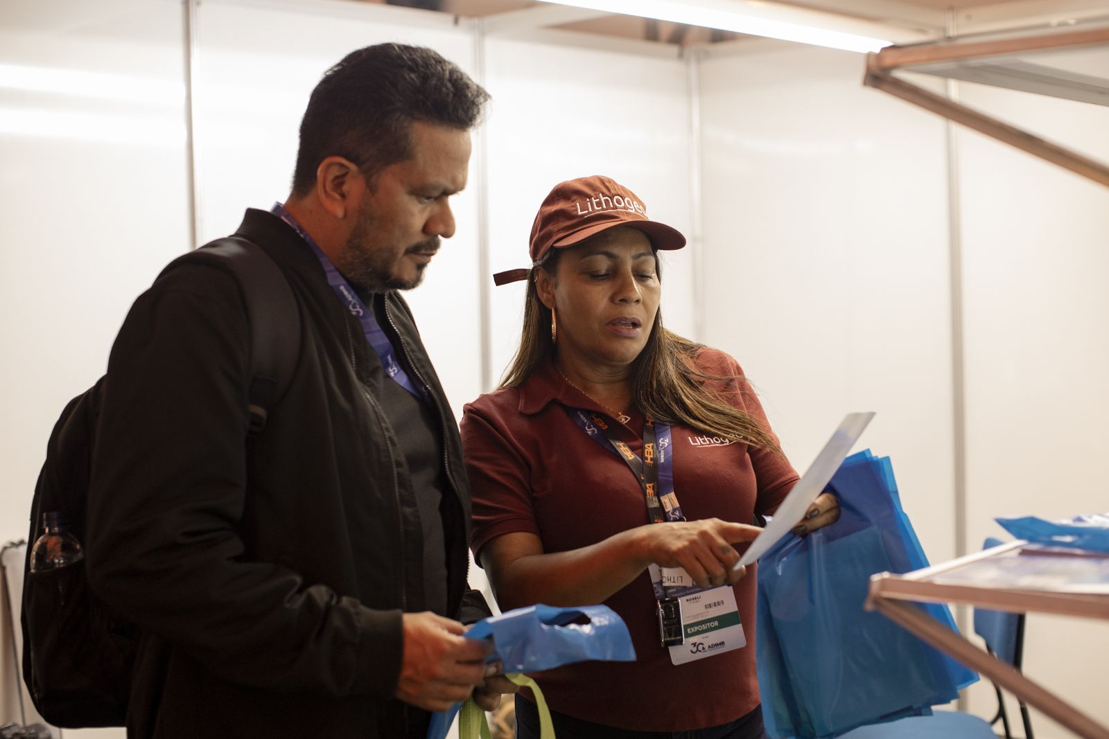 Visitantes recebendo materiais da Lithogeo