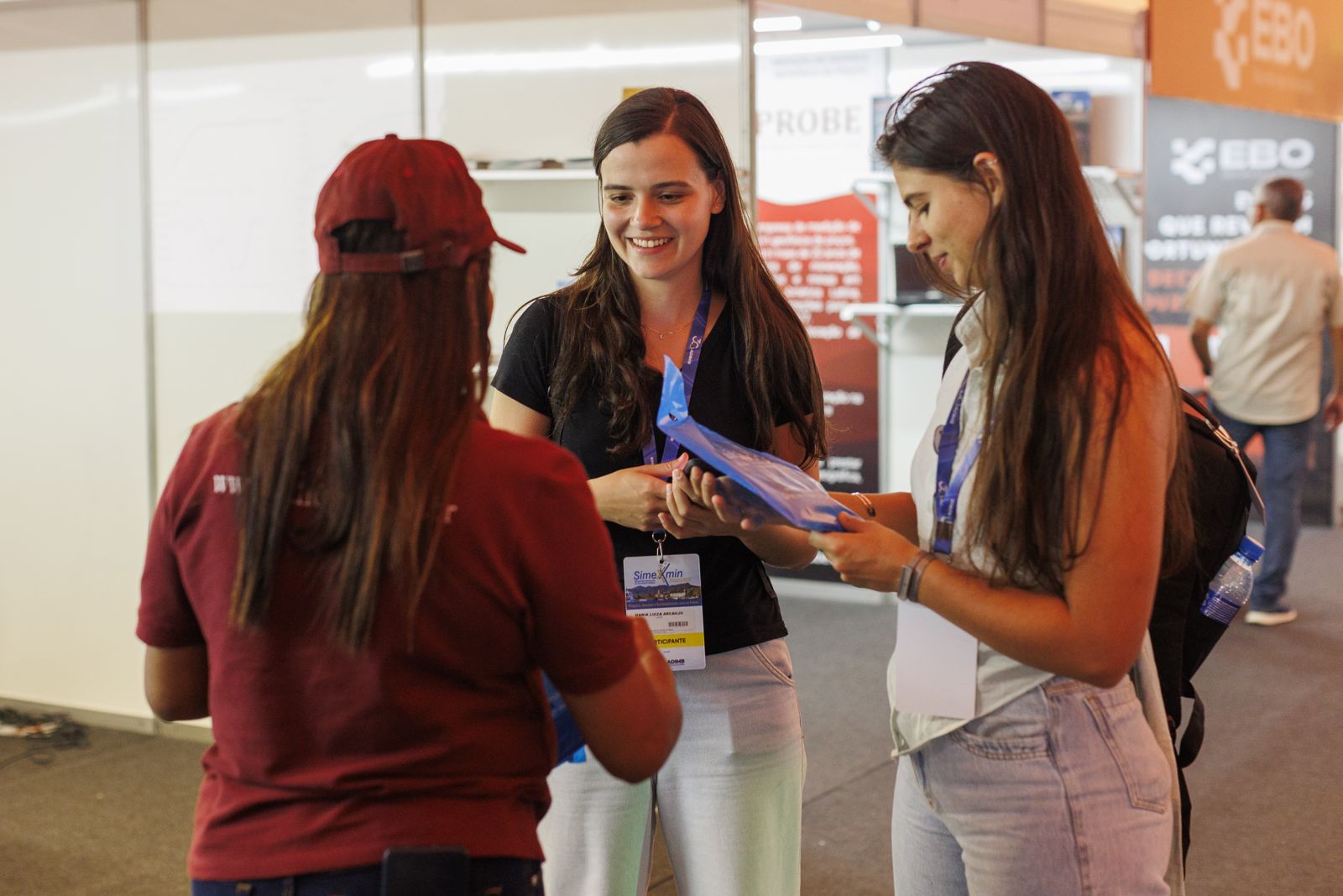 Equipe conversando com participantes